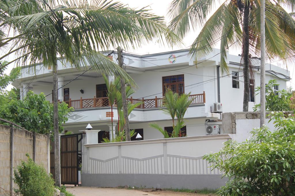 Lion Palace Уелигама Екстериор снимка
