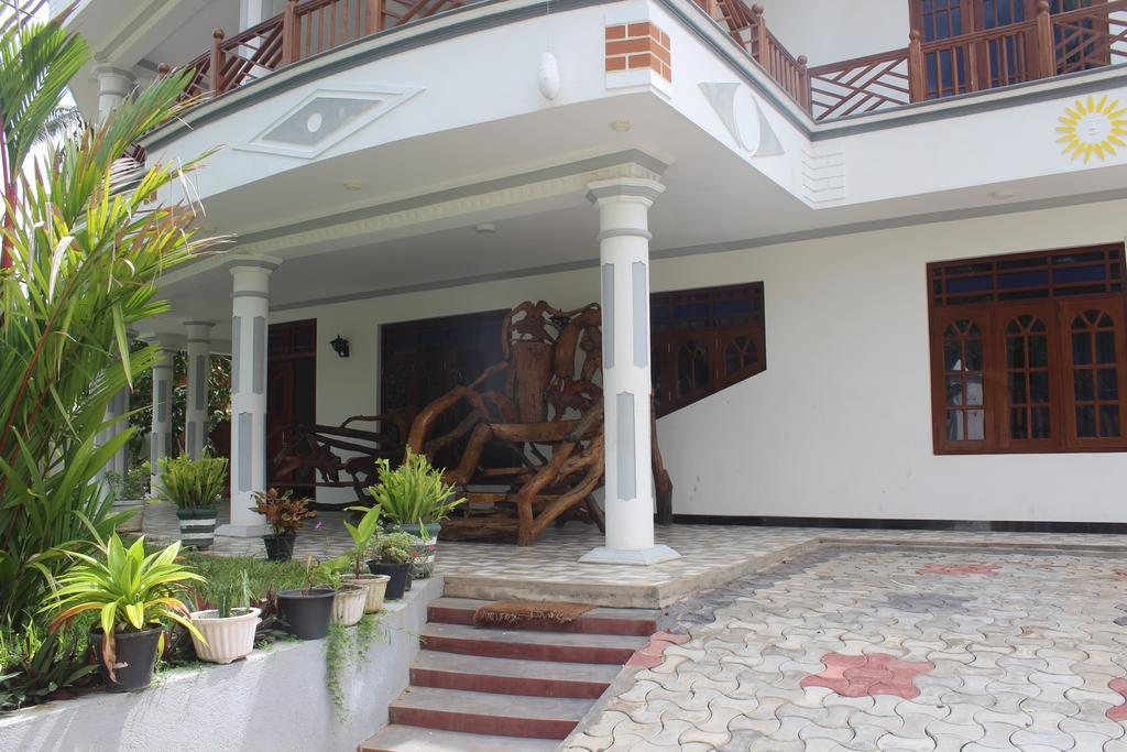 Lion Palace Уелигама Екстериор снимка