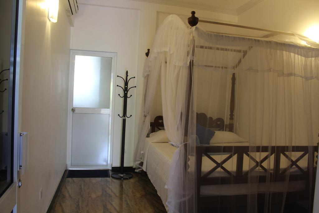 Lion Palace Уелигама Екстериор снимка